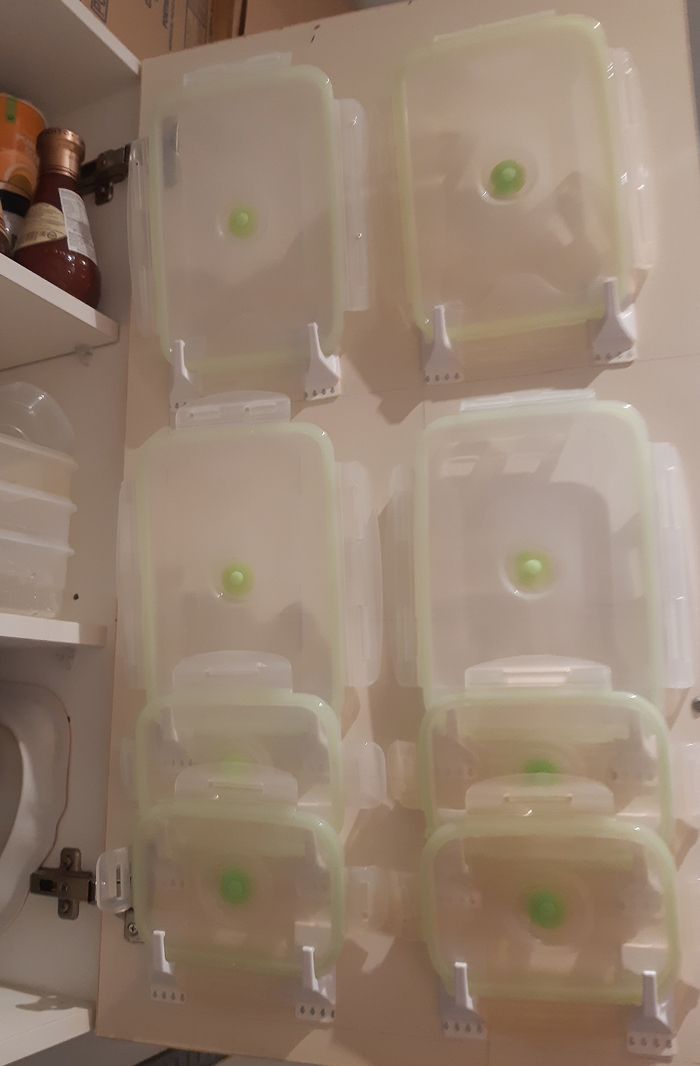 У большинства шкафчиков, двери не плотно прилегают к полкам и туда вполне влезают крышки. Несколько крючков самоклеек и крышки удобно хранятся и больше не мешают.