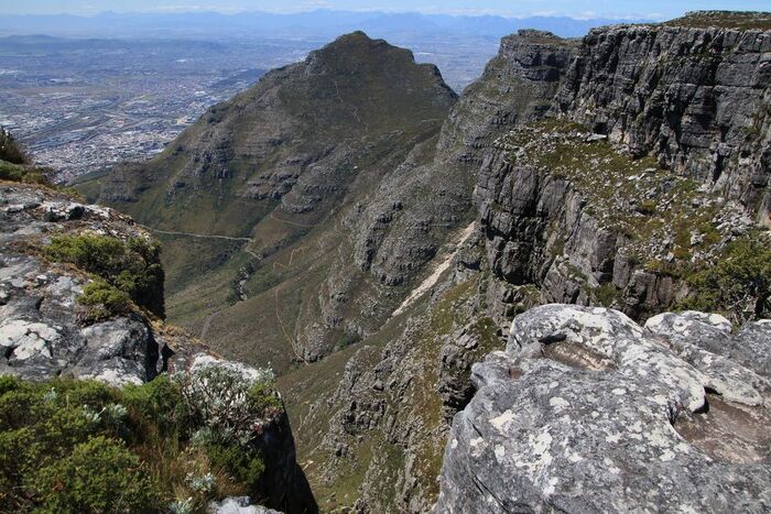 Вид на пик Дьявола внизу видны трекинговые тропки