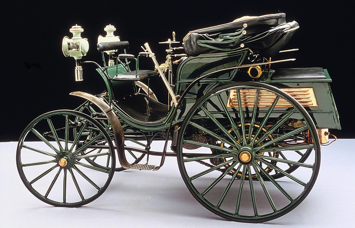 Benz Victoria, 1893 год. Виден тормоз, действующий на поверхность сплошной шины заднего колеса (как тогда говорили, «башмак» на «подошву»). Такой механизм был актуален до появления пневматических шин. Давить на пневмошину бессмысленно.