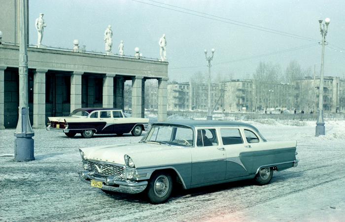 ГАЗ-13 «Чайка», как и ЗИЛ-111 в конце 1958 года стали первыми отечественными серийными автомобилями с вакуумными усилителями тормозов.