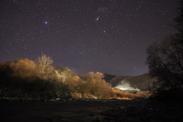Река, горы и звездное небо