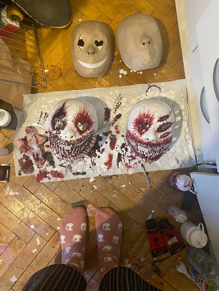 Далее уже идет роспись акриловыми красками, заляпывая ими окружающее пространство в режиме вдохновения. У меня никогда нет изначальной задумки, какая маска будет - уже в процессе росписи решается.