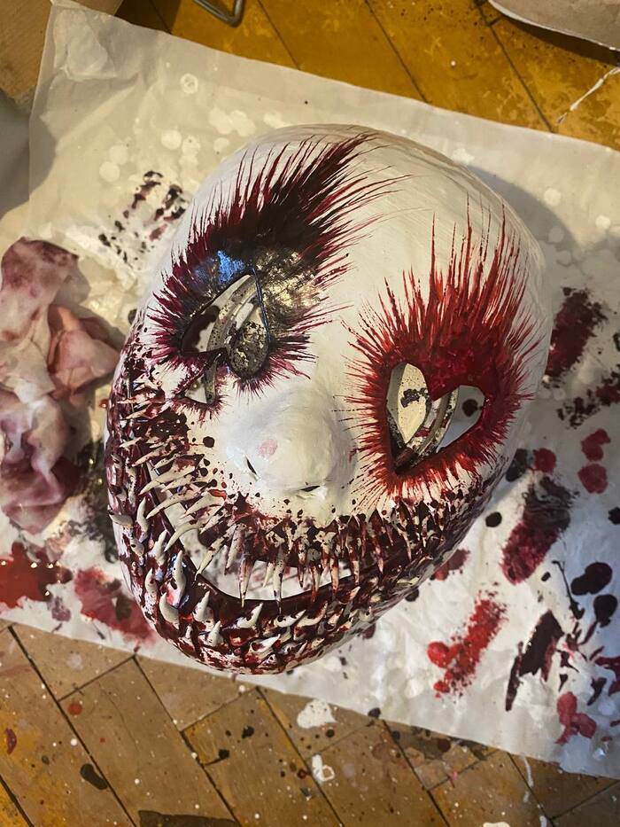 После высыхания работы, уже вставляется сетка на глаза, и на рот. Процесс вставления сетки я не сняла, там не до съемки обычно бывает. Но, как показала практика, сетка нравится не всем, и сейчас я уже частично ее не делаю на рту.