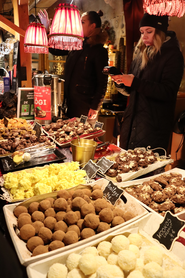 А тут сладкие вкусняшки продают. Цены ну оочень "красивые".