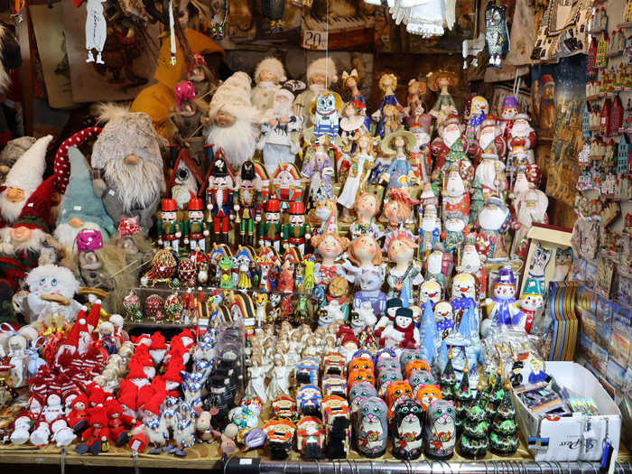 А это латыши к нам подъехали со своей керамикой. Мне стройные девушки, которые вверху, приглянулись, вот всё раздумываю, а не купить ли в свою коллекцию. 60 евро. А вот эти мордатенькие на первом плане -- 40 евро.