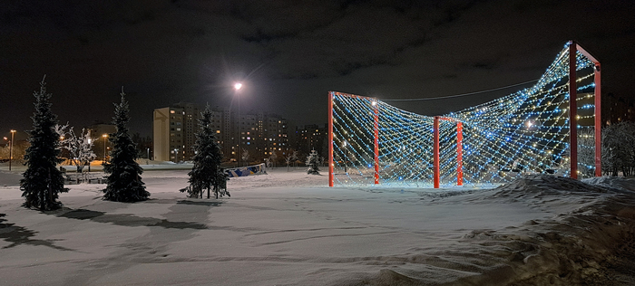 Предновогодний свет в нашем микрорайоне. Украшений в городе маловато, а уж в микрорайонах совсем уныло. Если только кто сам украсит ёлочку во дворе или в окошках у кого-то гирлянды мерцают и адвентовские "треугольнички" горят (у меня и мерцают, и горят )).