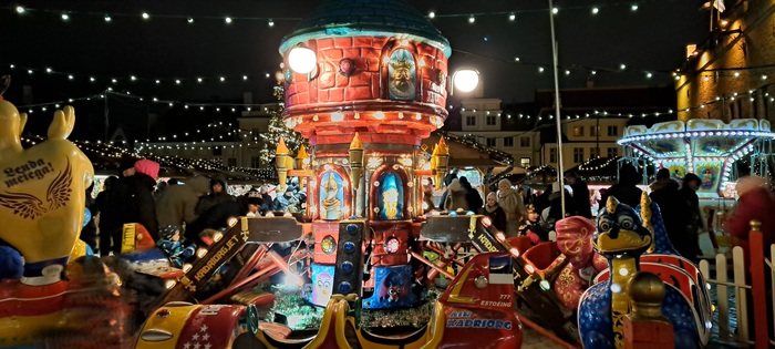 Какая ж ярмарка без каруселей. Детишкам нравится. Жаль, музыки никакой нет.