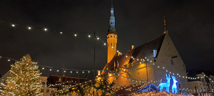 Ратушная площадь. Время где-то 5 часов вечера.