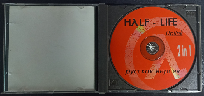 запаха пластика нет, но характерный скрип при открытии присутствует)