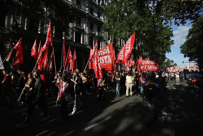 Запахло большой кровью: В Аргентине начались уличные протесты против «диктатора Милея»