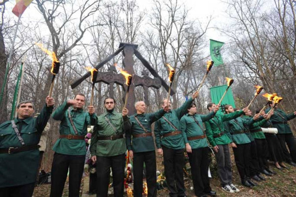 У мученического креста в лесу Тынкэбешты. 2010 г.