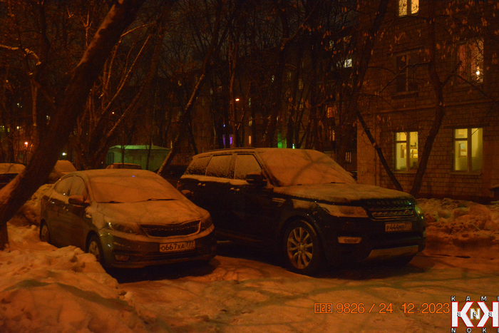 Кстати, о цифраx: справа 444 с 777 регионом, слева 667, и лишь одной цифры не хватило до бинго