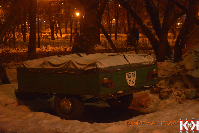 Ещё более древний прицеп с советскими номерами, где сумма чисел это вторая и третья цифры, во как!