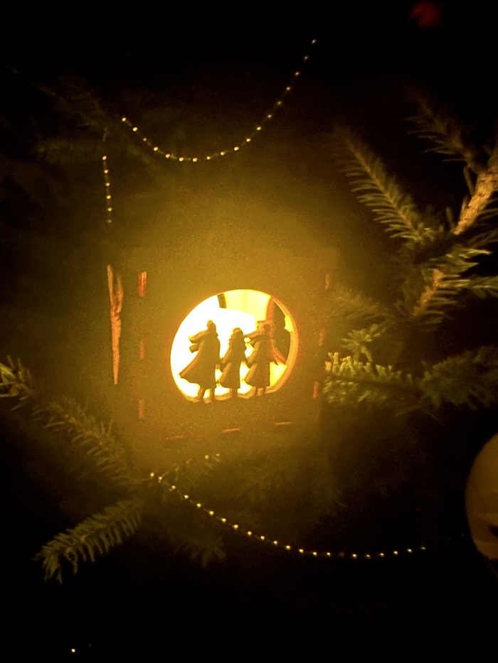 Игрушки заняли свое почетное место на елочке.