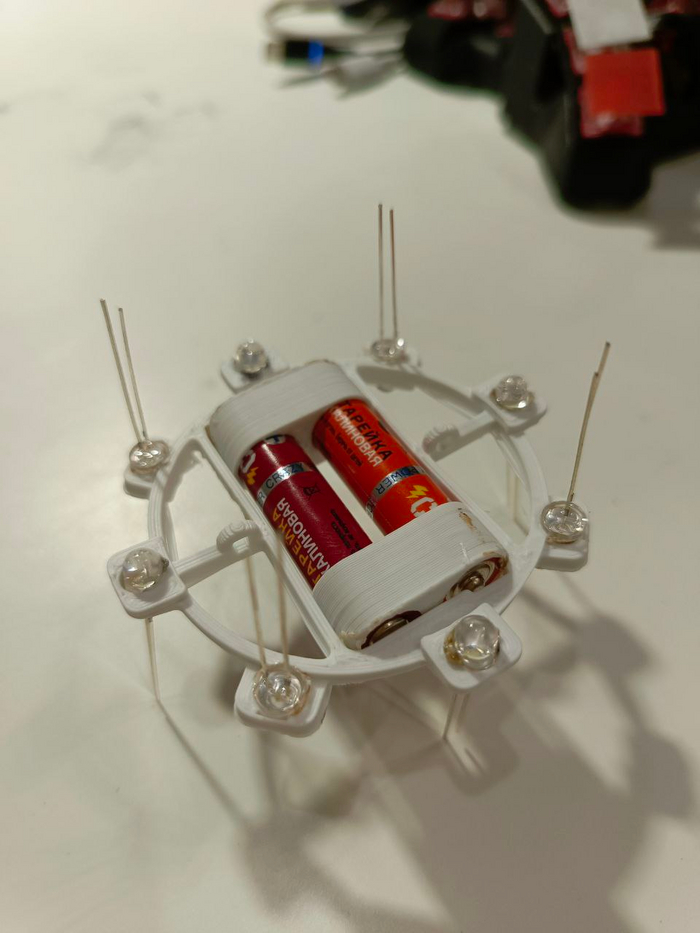 Пока в этом году на батарейках, в следующем году проапдейчу девайс до акб и управлением через микроконтроллер для 8 светодиодов)