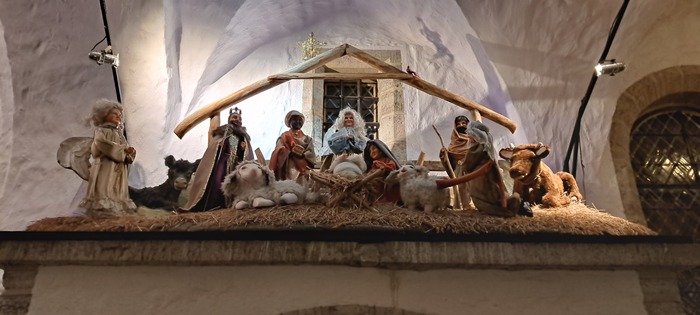 Рождественский вертеп над одной из дверей в Ратушу. Всё, как полагается ;))