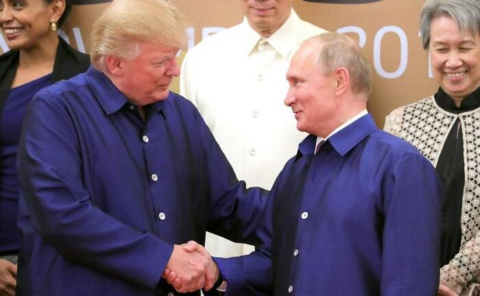 Трамп и Путин на встрече АТЭС в 2017 году