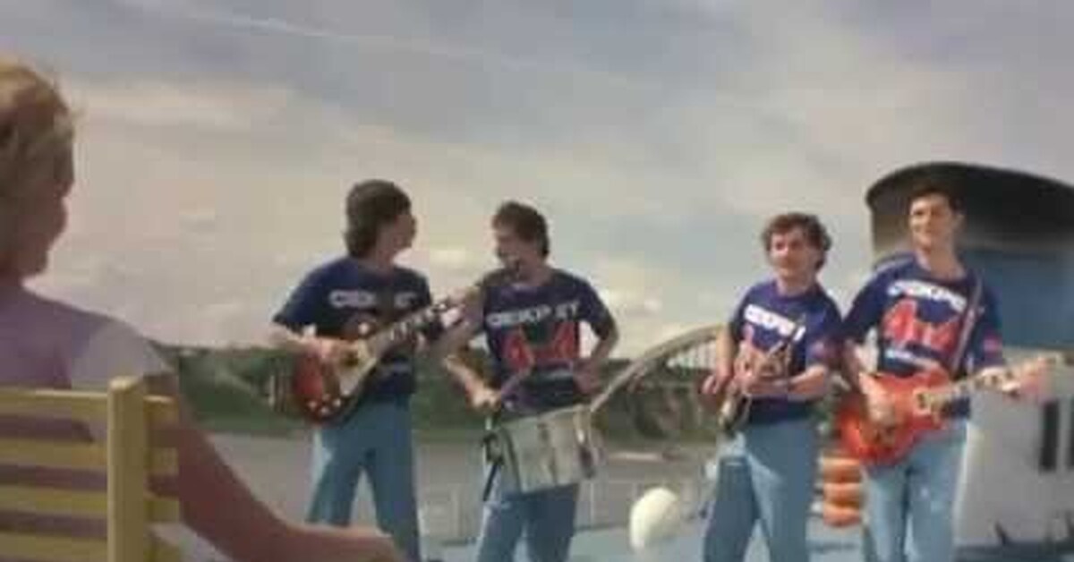 Не трогай только гитару. Джонни марр. Не трогай только гитару. Друг с электрогитарой придурок. Мордор мем.