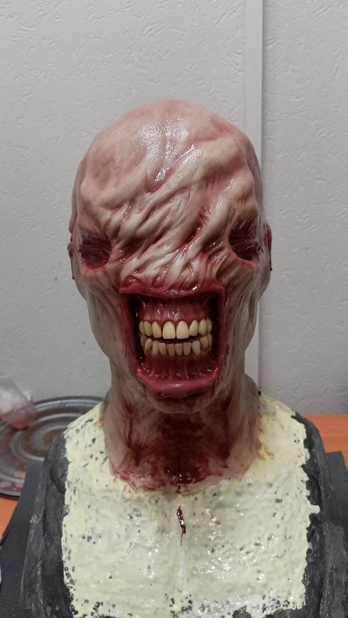 Силиконовая голова покрашена, пластиковые зубы вклеены.