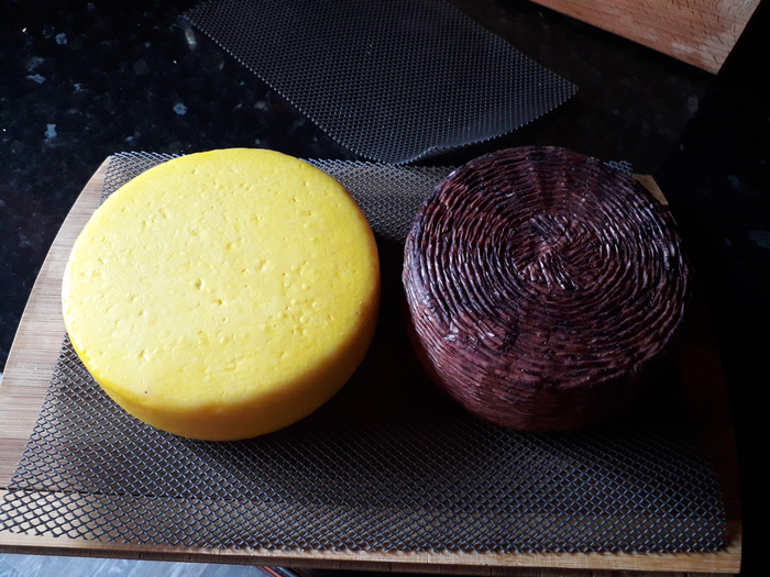 Справа сыр качотта в винной корочке, слева латексное покрытие.