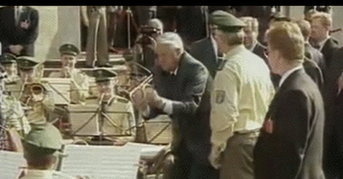 Ельцин дирижирует в германии. Ельцин дирижирует оркестром в Германии. Ельцин дирижировал оркестром в Берлине.