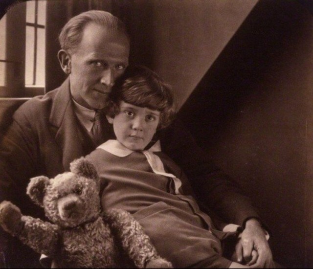 Автор «Винни-Пуха» Алан Милн, сын Кристофер Робин и его «оригинальный» плюшевый мишка Винни-Пух на ферме Котчфорд в графстве Суссекс, Англия