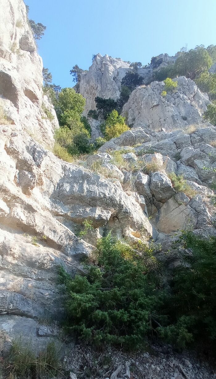 На эту стенку лезть не нужно, справа простой обход.