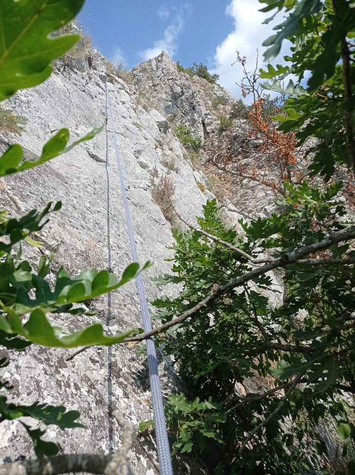 Веревка для второго участника упала с траверса. На самом деле лезть нужно не прямо по плите, а подойти вверх и вправо по внутреннему углу.