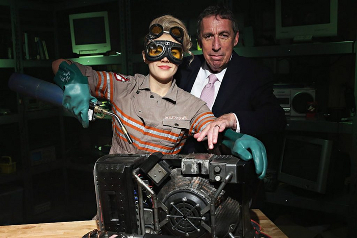 Айвен Райтман позирует с восковой фигурой Кейт Маккиннон