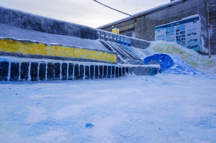 Плотину воздвигли на въезде в станцию. Ее хорошо видно с дороги. Ночью подсвечивается гирляндой.