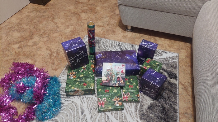 И меня ждали вот такие вот милый коробочки с кучей интересного внутри.