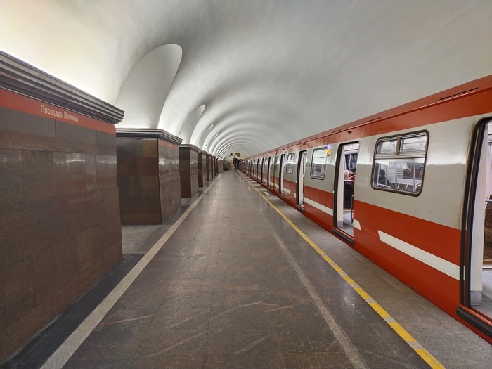 Красивый новый поезд и никого нет