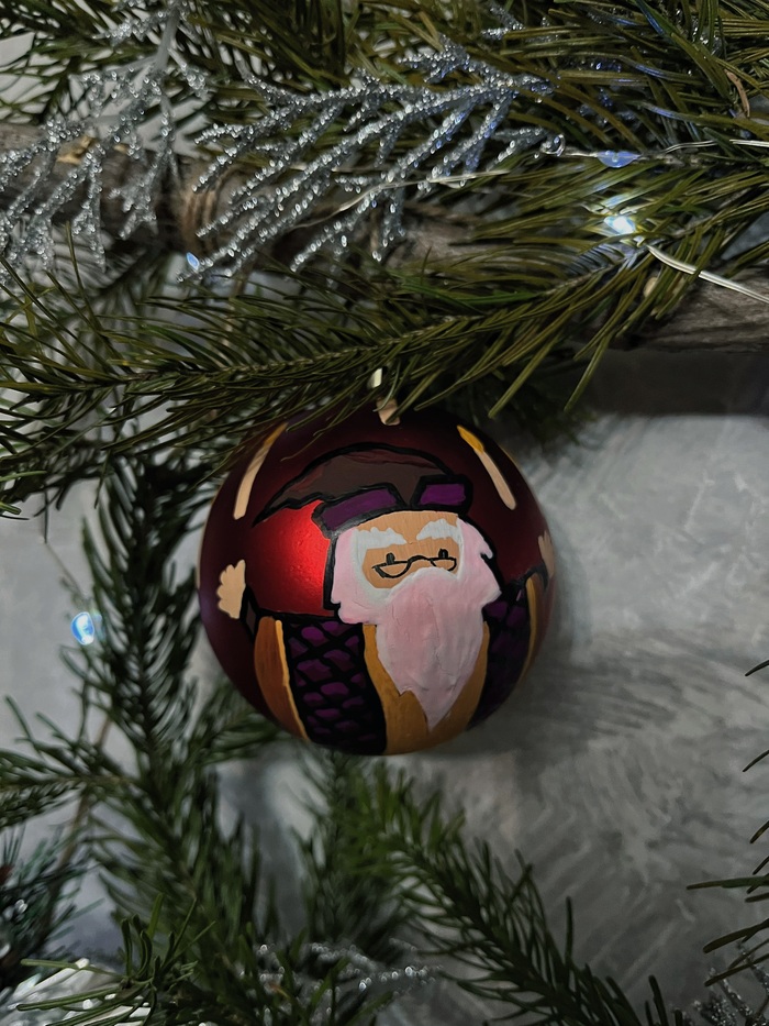 Не смейтесь над его слегка розоватой бородой! Гуашь вступила в реакцию со спиртовым маркером и не дала ни единого шанса закрасить это недоразумение, хотя слоёв было наложено достаточно…