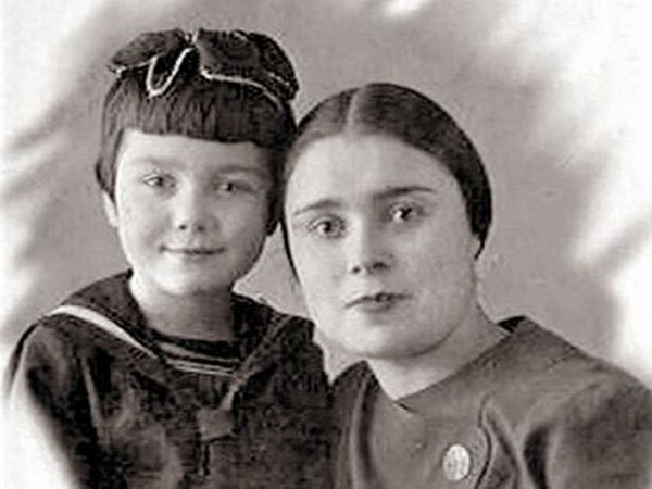 Нина Дорошина в детстве с мамой