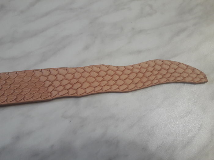 Чтоб веселее было первые см 50 каждую чешуйку делал одной кардиной) Потом конечно инстинкт самосохранения включился и в помощ кардине добавил бевелер..