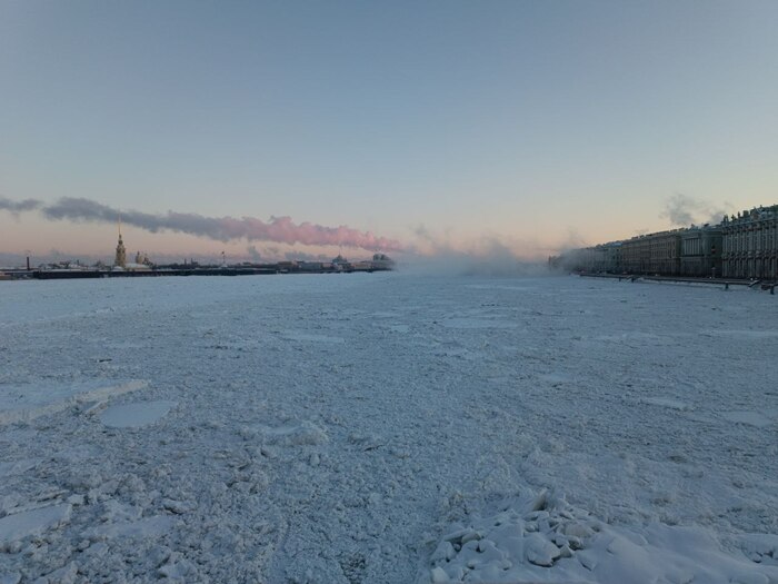 Пока дошли до моста, лица уже не чувствовали. Подул лёгкий ветерок
