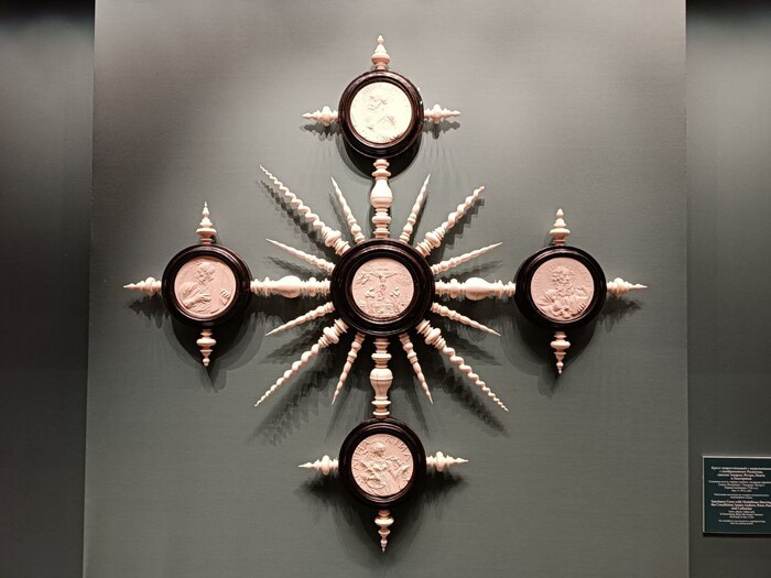 Здесь тоже используется слоновая кость , а также чёрное дерево. Очень красиво