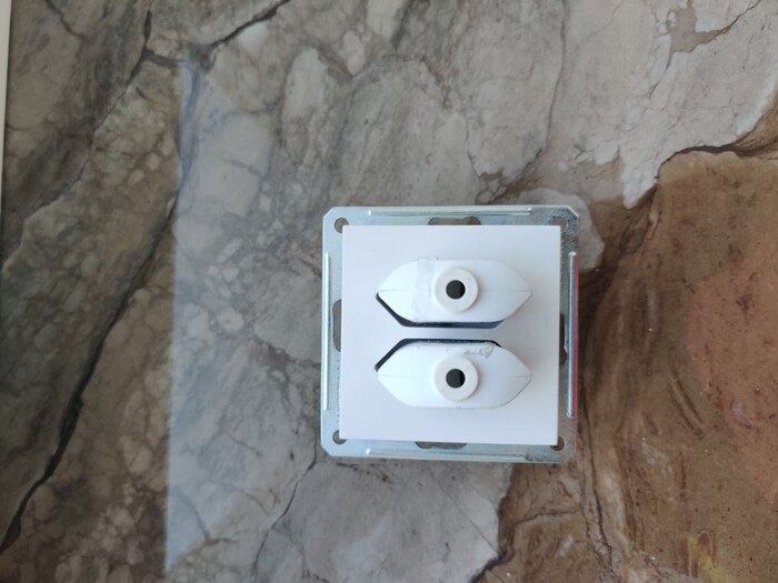 Вот общий вид. Я например установил одну такую в группе под рабочим столом , она подошла для телефонной зарядки и настольной лампы. Она также подойдет для мест скопления телефонных зарядок. Может кому пригодится такой вариант.