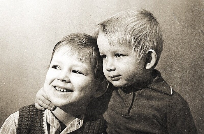 Дмитрий Марьянов в детстве с братом
