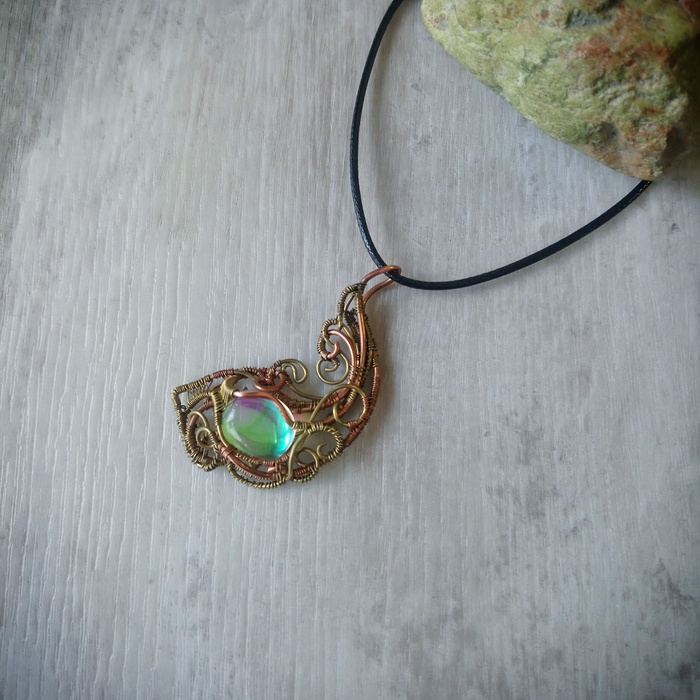 Кулон из меди и латуни с аура-кварцем