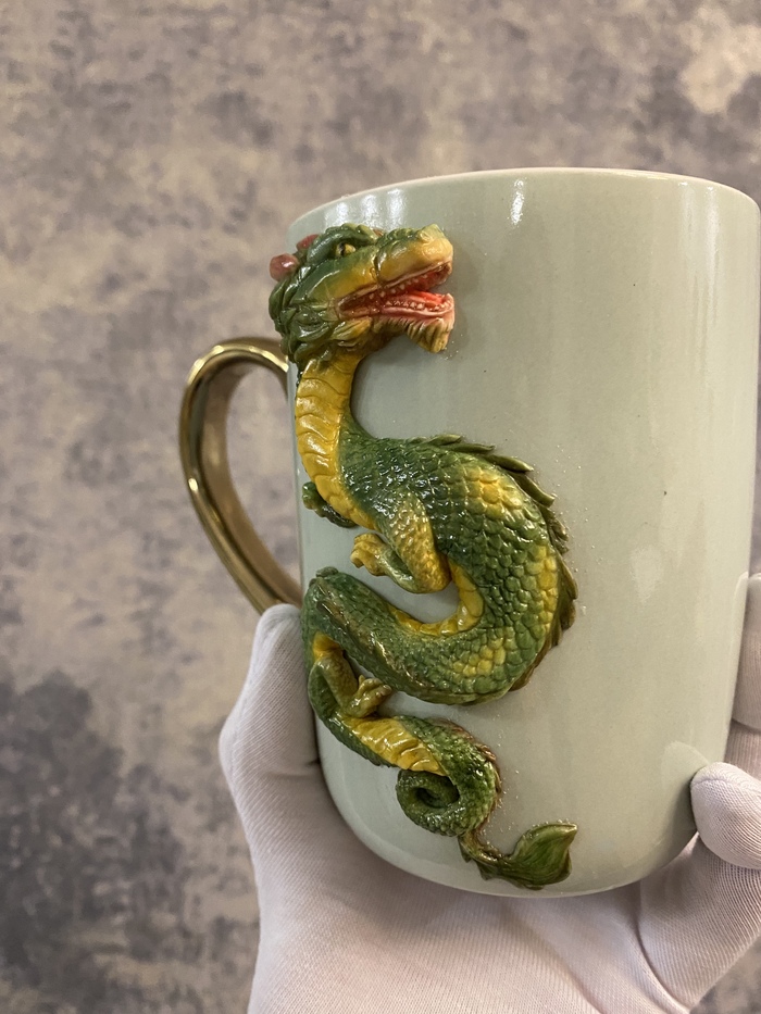 А брюшко и мордочка покрыты матовым.