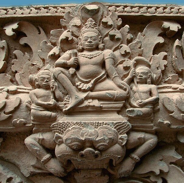 Индра, покоряющий Вритру, Искусство Камбоджи в Музее Гиме, Париж. Рельефы Пном Кулена.