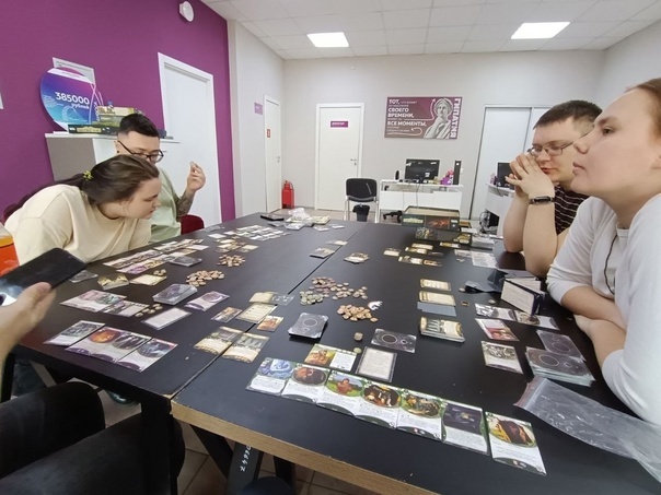 Это наши сыщики. Сидят по камерам Голода, Распада итп. Кто-то в баке с водой тонет, все как обычно