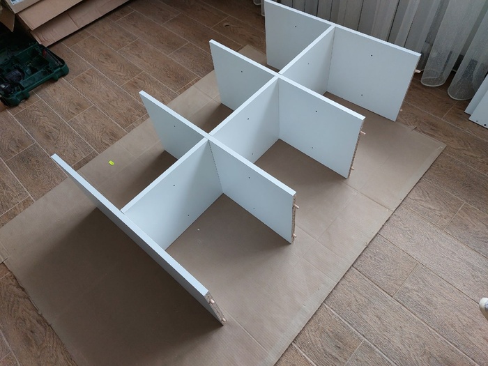 7. Скелет готов, вставляю пробки в полки, чтобы стенка крепко держалась.