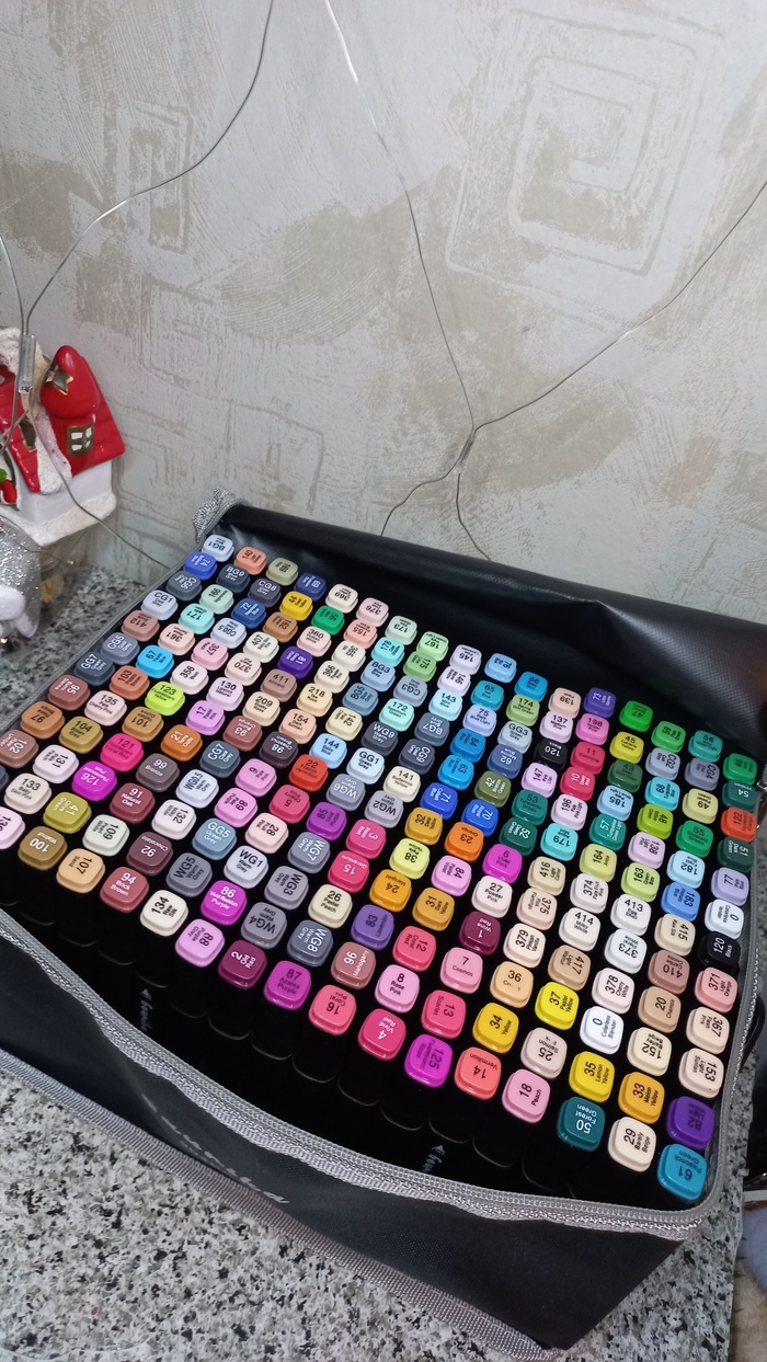 Очень давно хотела эти маркеры, но не покупала - потому что не умею рисовать. Видимо в 2024 году мне придётся научиться это делать. Я очень рада, что мой Дедушка Мороз помог сделать мне первый шаг к мечте уметь рисовать.