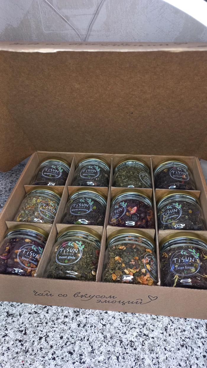 Огромное количество чая, аромат которого окутал всю комнату, когда я только открыла посылку.