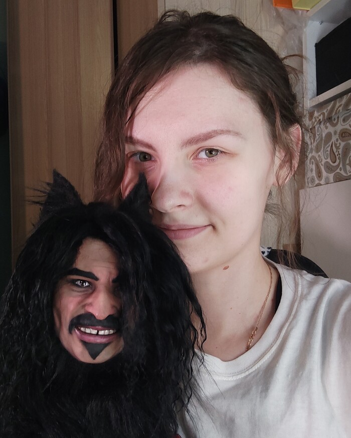Без причёски и макияжа, зато с ноздрями.
