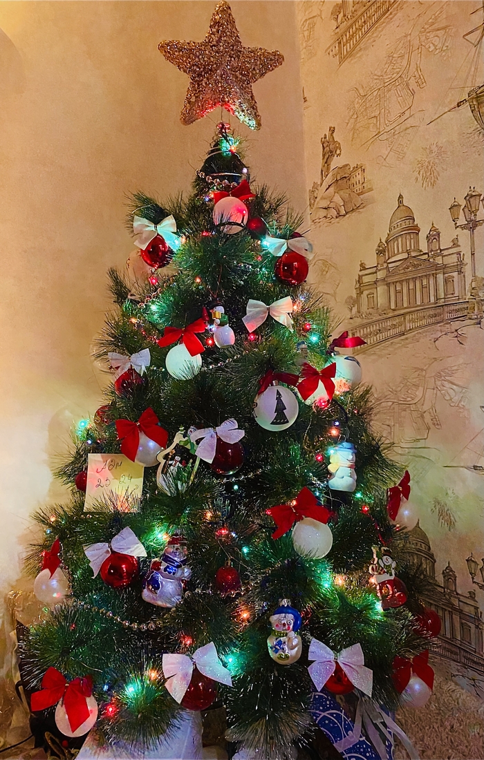 3) <a href="https://pikabu.ru/story/golosovanie_konkurs_yolok_na_adm_11000351?u=https%3A%2F%2Fpikabu.ru%2Fstory%2Fmoya_yolochka_10940676&t=Missisblond&h=75a326abadf3db12cfe71d9fe8bc8995e94cd950" title="https://pikabu.ru/story/moya_yolochka_10940676" target="_blank" >Missisblond</a>