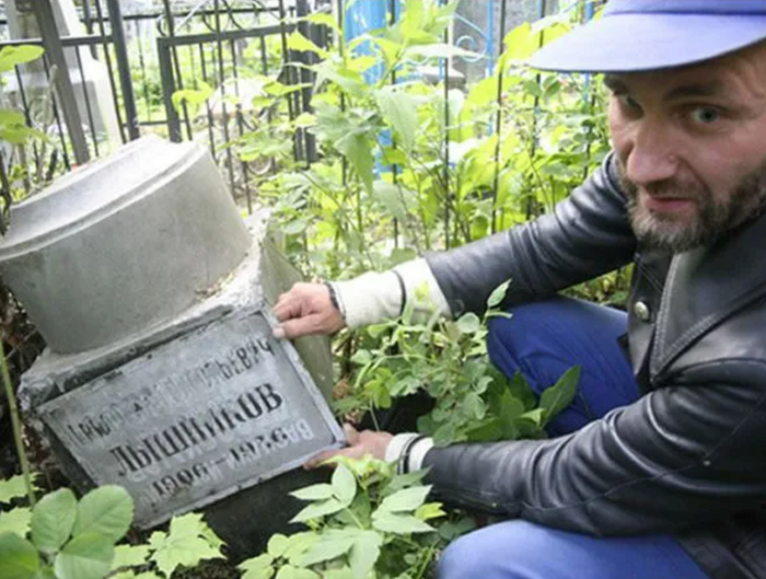 Анатолий Москвин во время своих исследований некрополей