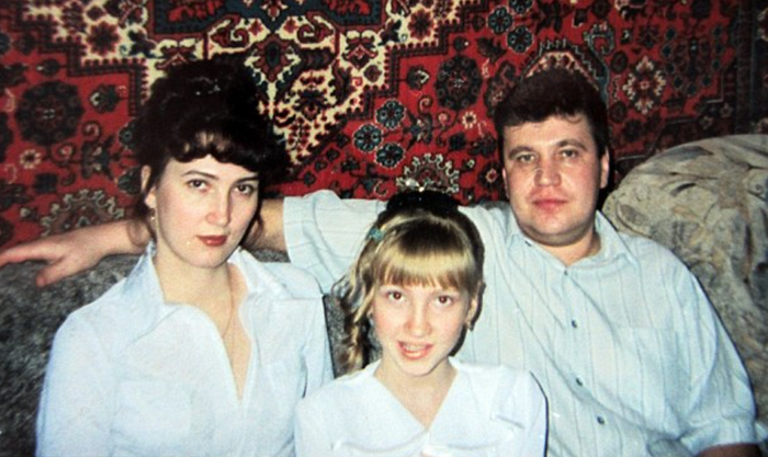 Оля Чардымова с родителями в 2001 году
